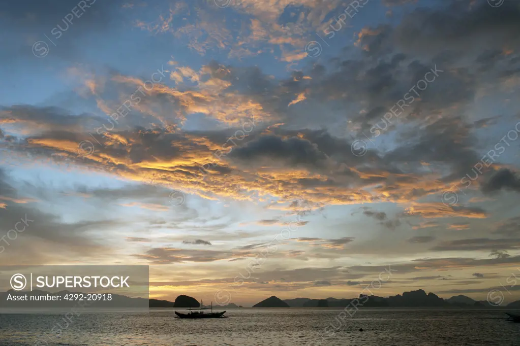 Philippines, Palawan, El Nido islands at sunset
