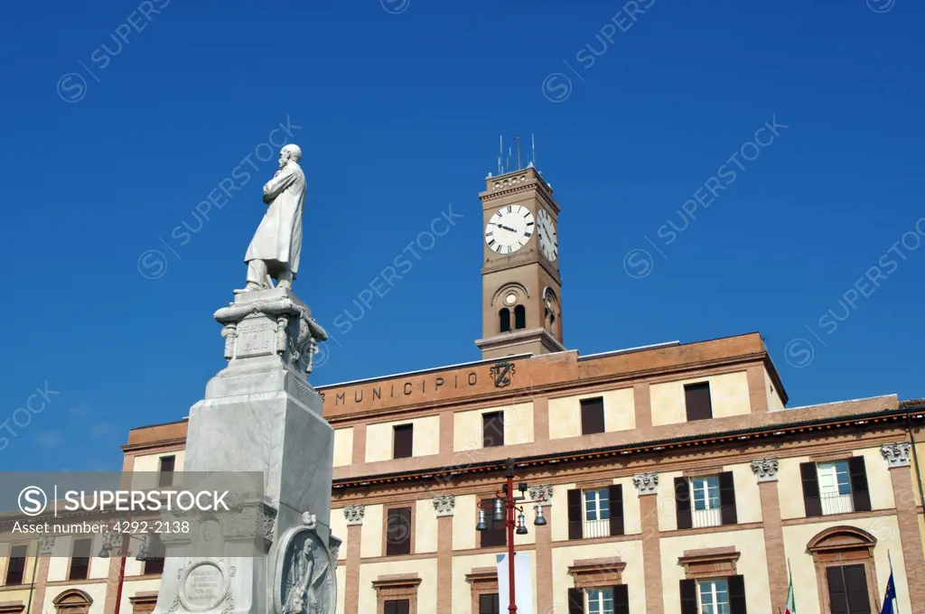 Italy, Emilia Romagna, Forlì, Piazza Aurelio Saffi, Monument