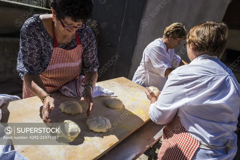 Italy, Bossico, bread-making