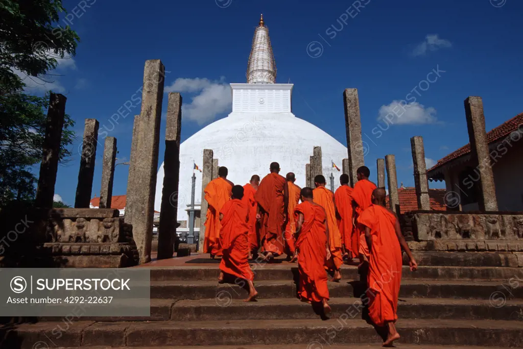 Monks at Ruwanweliseya stupa