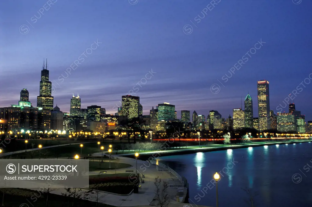 USA, Illinois, Chicago, downtown skyline dusk