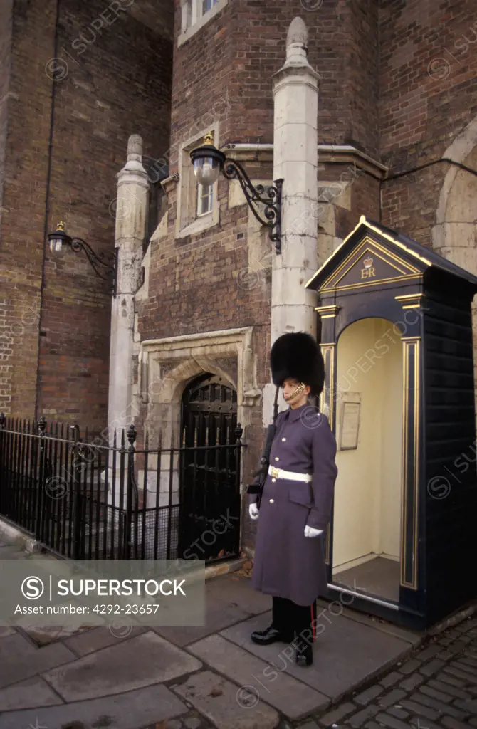 Great Britain, London, guard at St. James Palace