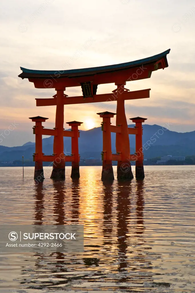 Japan, Miyajima, Itsukushima shrine. Grand torii (gateway)