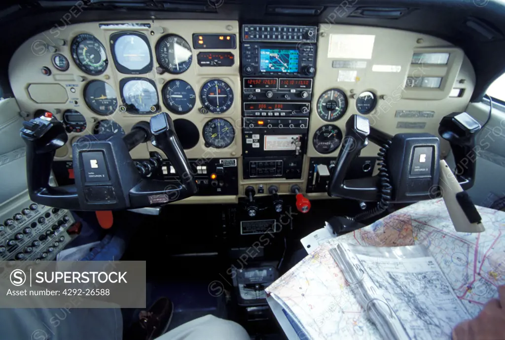 Aircraft instrument panel, Cessna 210