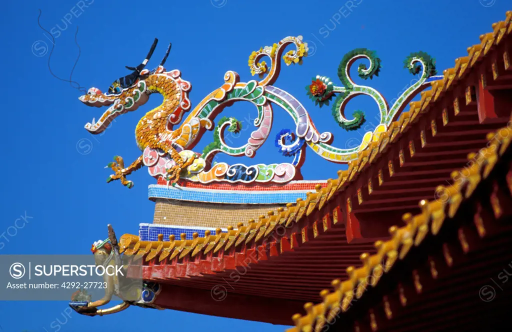 Singapore, Chinese dragon as pagoda decoration