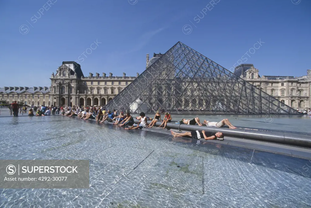 France, Île-de-France, Paris, The Louvre, fountain with tourists