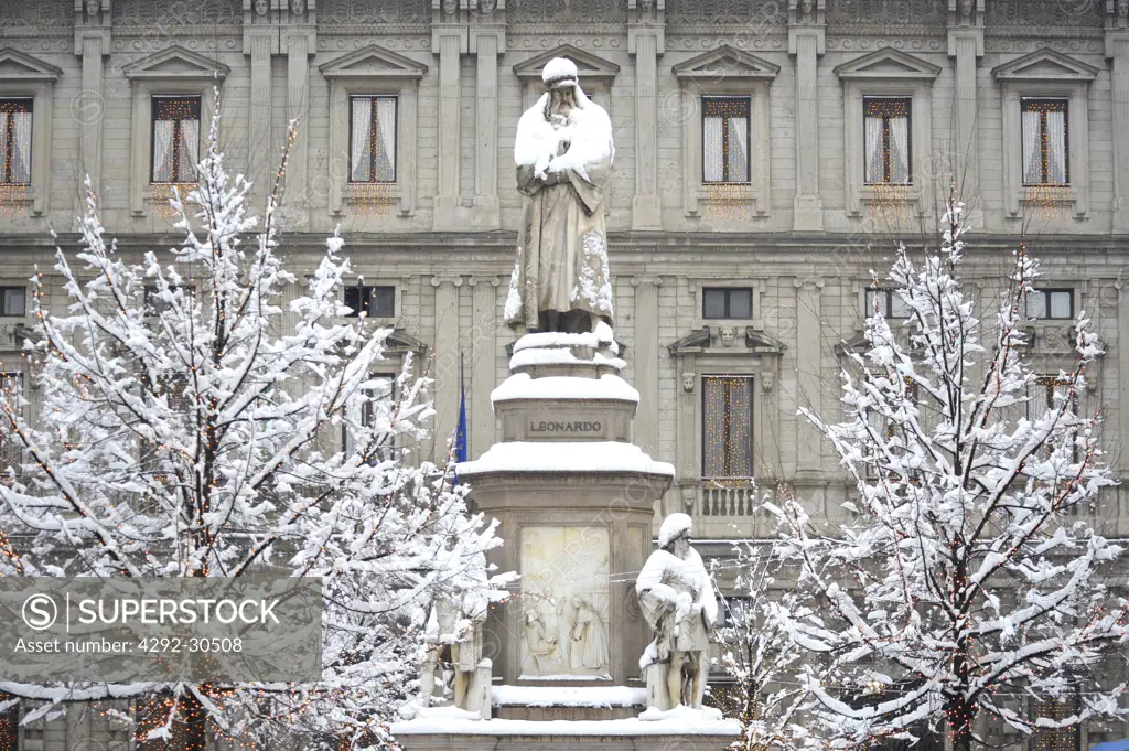 Italy, Lombardy, Milan, Piazza Scala in winter, Leonardo da Vinci statue