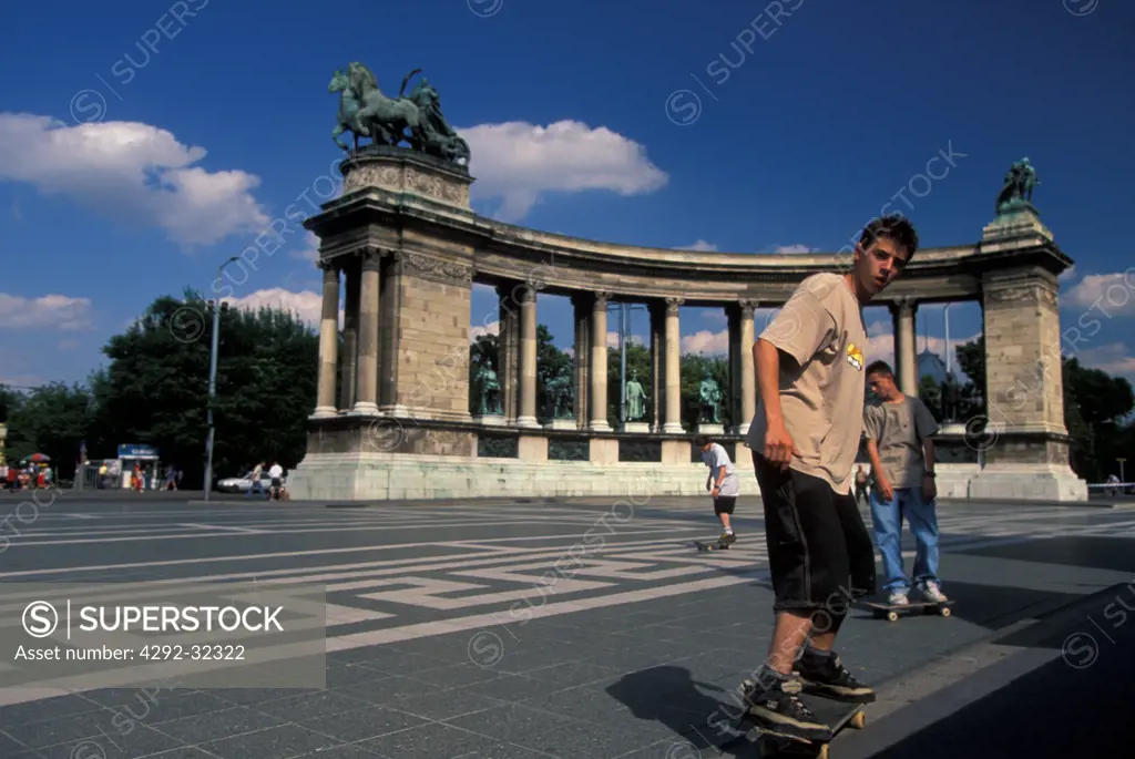 Hungary, Budapest, Heroes Square, teenagers skateboarding