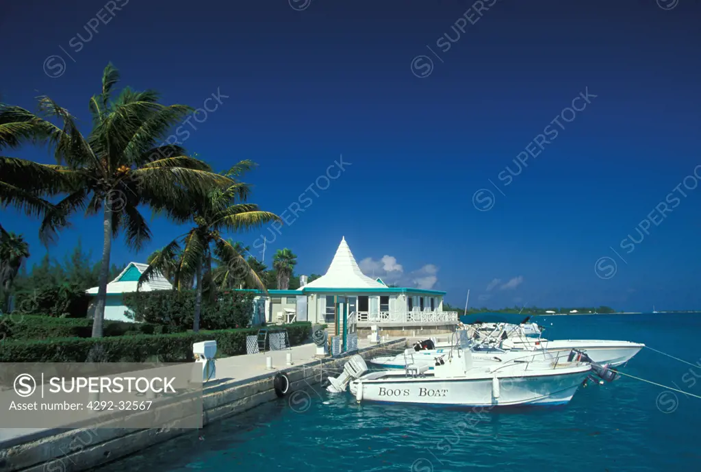 UK, Turks and Caicos Islands, Providenciales: pier and boats