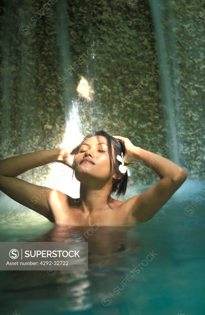 Thailand, Koh Samui: thai woman having thermal bath in Spa
