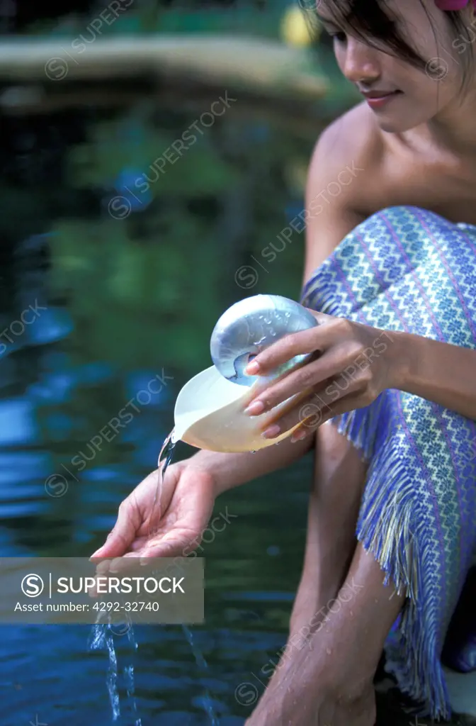 Thailand, Koh Samui, Thai woman in Spa pouring water with a nautilus