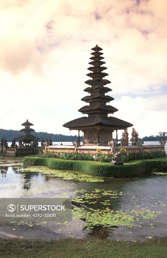 Indonesia, Bali, Lake Bratan, Bedugul: Pura Ulun Danu