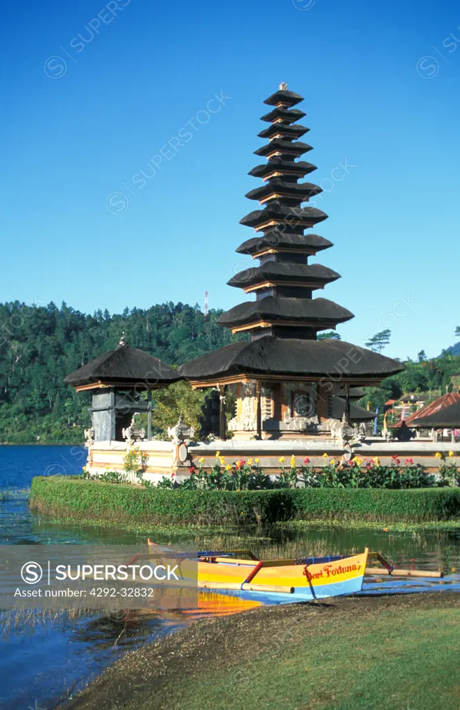 Indonesia, Bali, Lake Bratan, Bedugul: Pura Ulun Danu