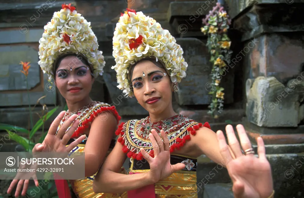 Indonesia, Bali, Ubud, Legong dance, Balinese dancers