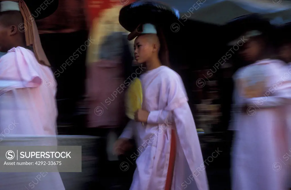 Burma, Mandalay, buddhist nun(Bhikkuni)
