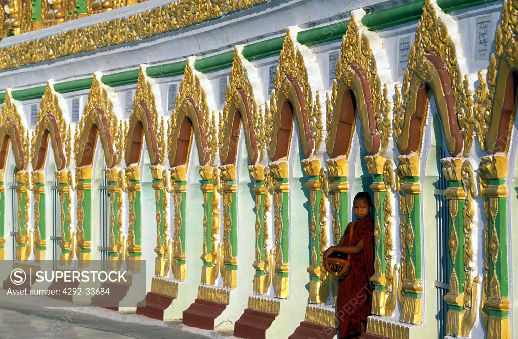 Burma, Mandalay, Sagaing, novice monk at U Min Thonze Pagoda