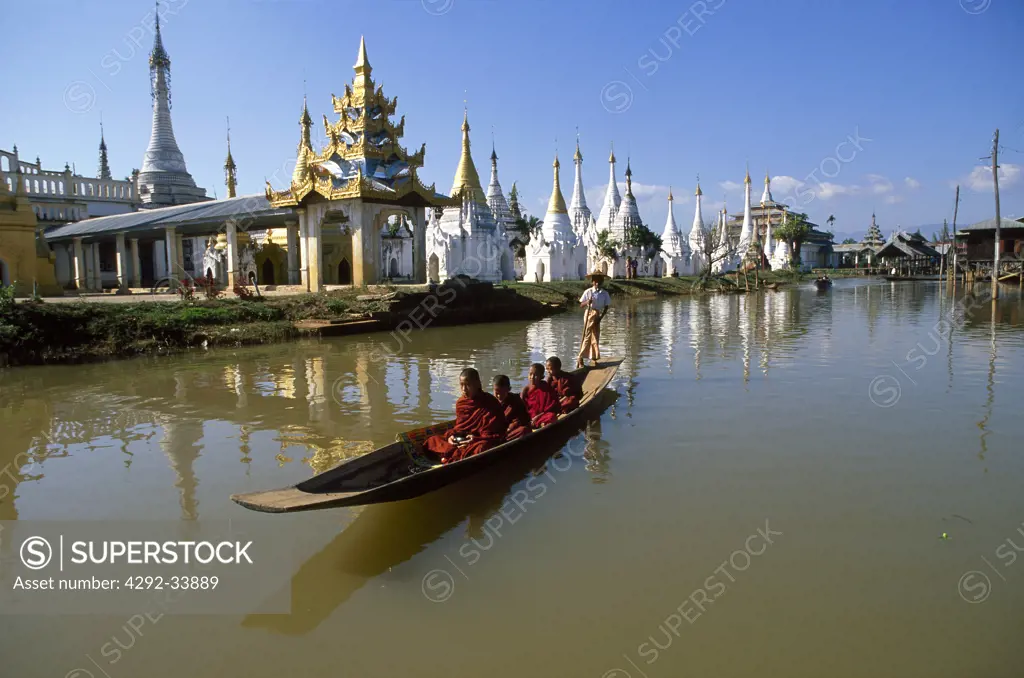 Myanmar, Shan State, Inle Lake, monks on boat for alms
