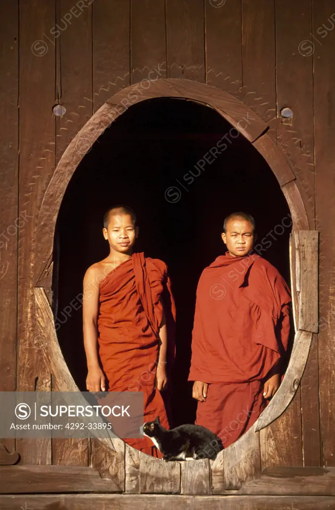 Myanmar, Shan State, Inle Lake, monks in wood monastery