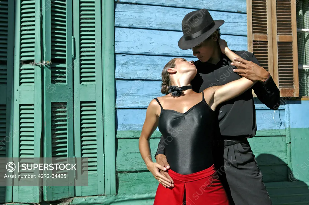 Argentina, Buenos Aires, La Boca quarter, couple performing Tango