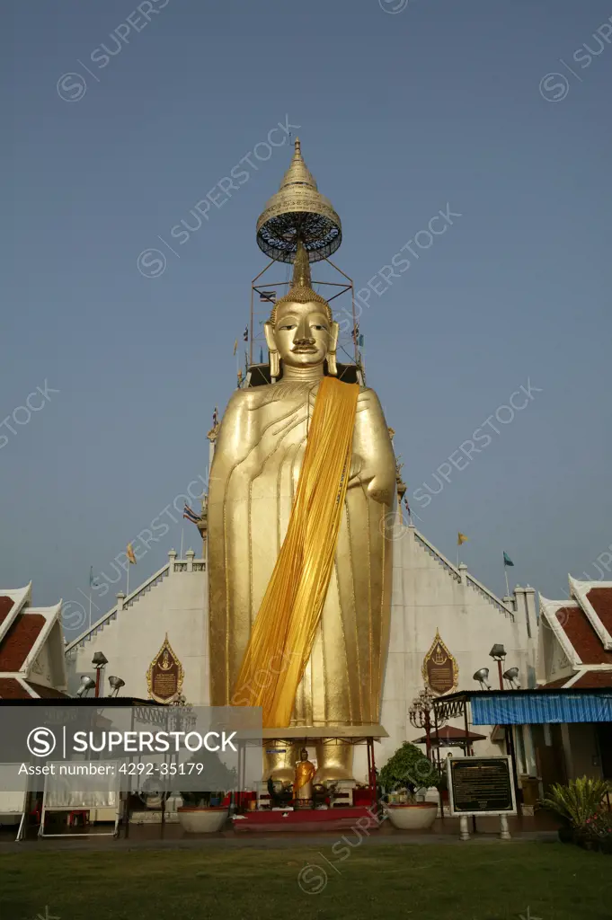 Thailand, Bangkok, Temple Wat Intrarawihan, Giant Statue of Buddha