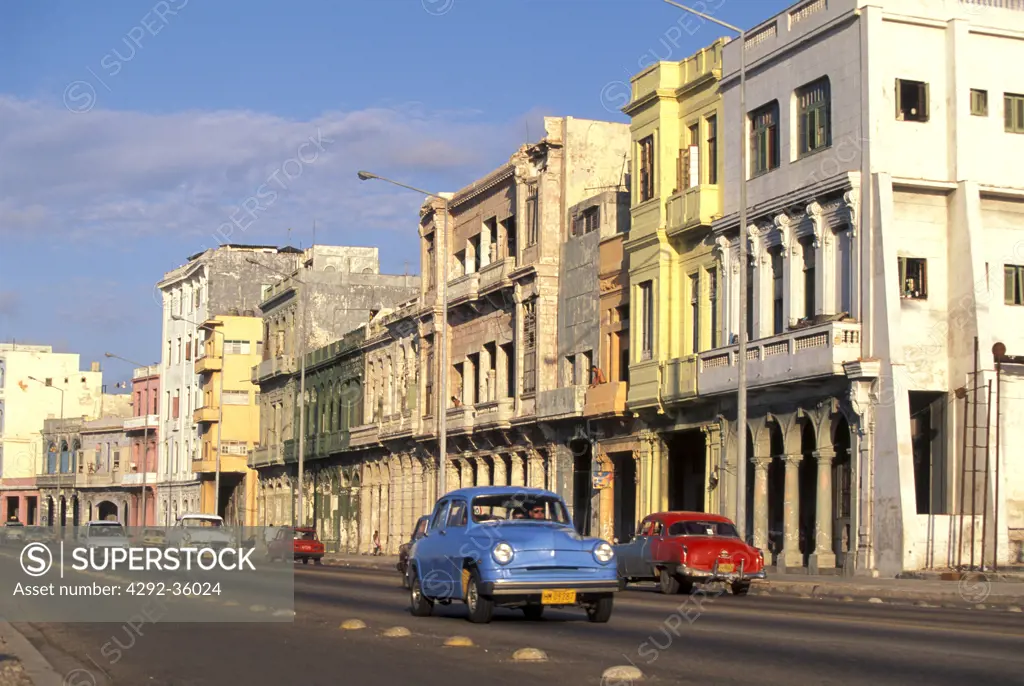 Central America, Cuba, Havana,vintage car (1950) in malecon