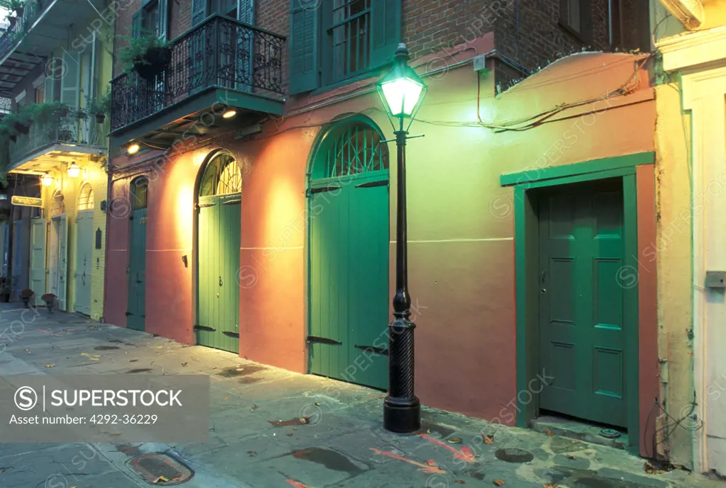 USA, Louisiana, New Orleans, French Quarter alley