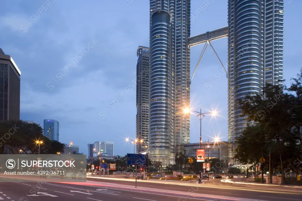 Malaysia, Kuala Lumpur, Petronas towers at dusk