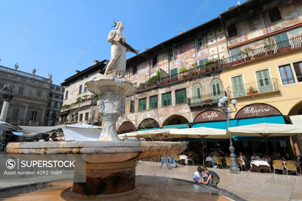 Italy, Veneto, Verona, Piazza delle Erbe, the fountain.