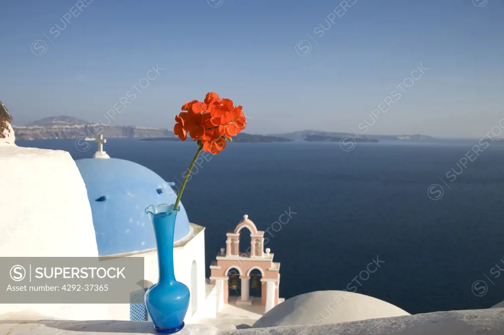 Greece, Cyclades, Santorini, Oia, church and flower