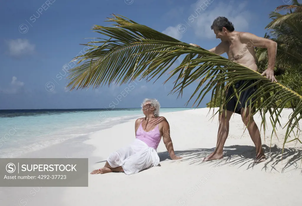 Maldives, Ari Atoll, senior couple having fun