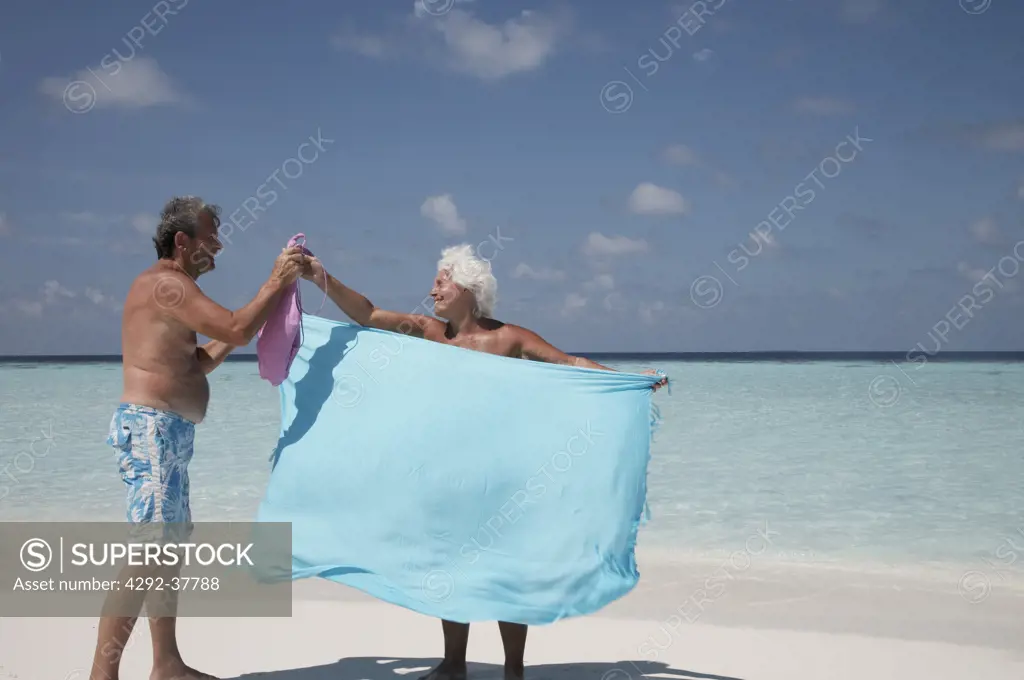 Maldives, Ari Atoll, senior couple on the beach