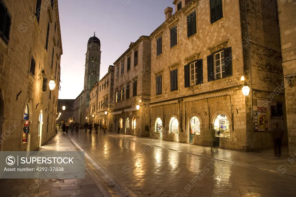 Croatia, Dubrovnik, street scene at dusk