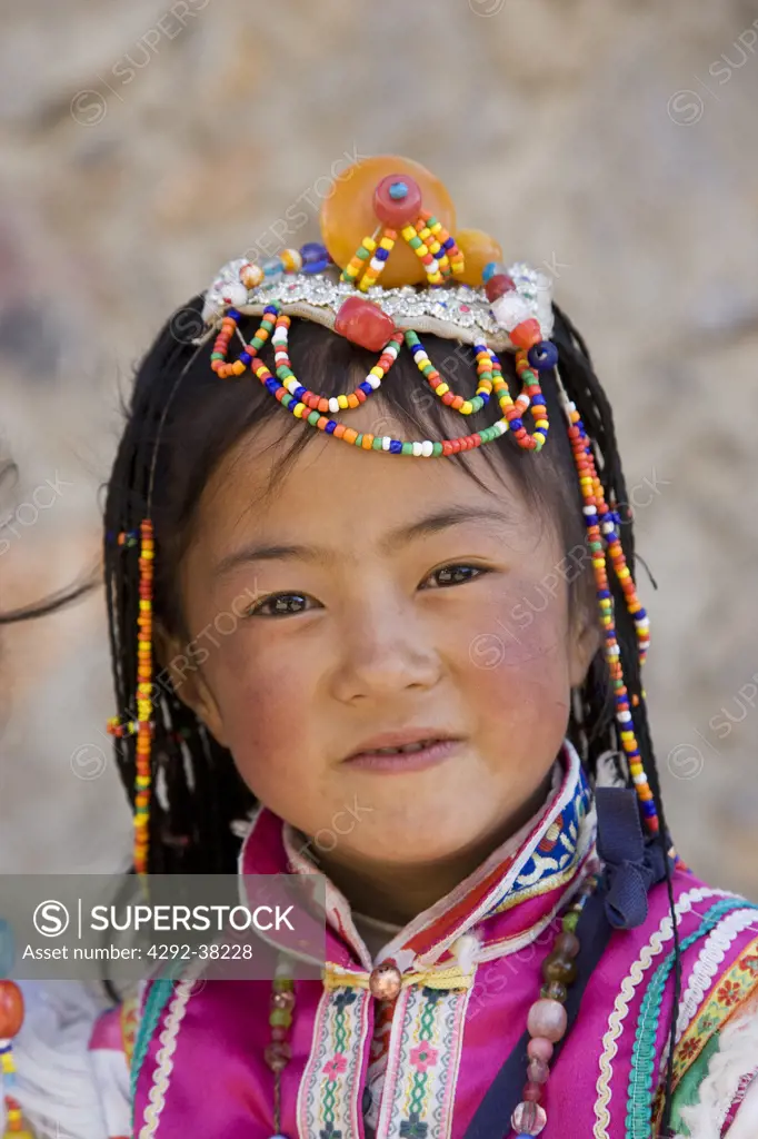 China, Yunnan, Shangri-La (Zhongdian), Naxi girl on the Tibetan border