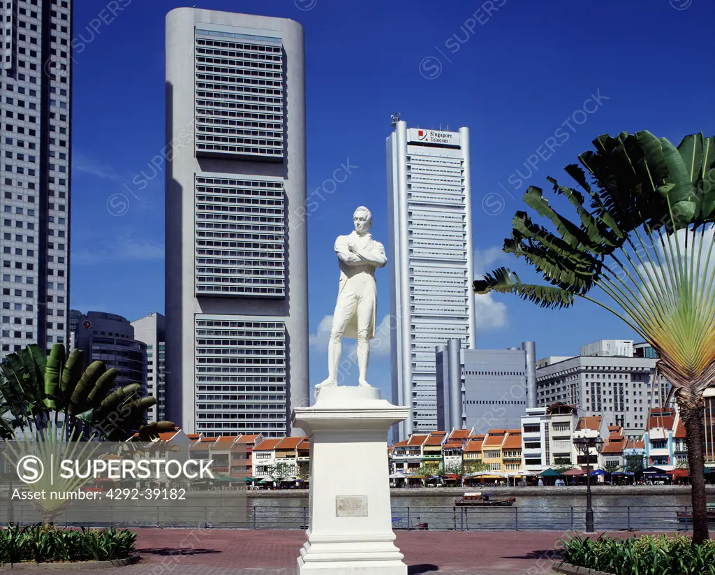 Stamford Raffles(founder of Singapore) Statue located at his supposed landing site in front of Boat Quay, Singapore.