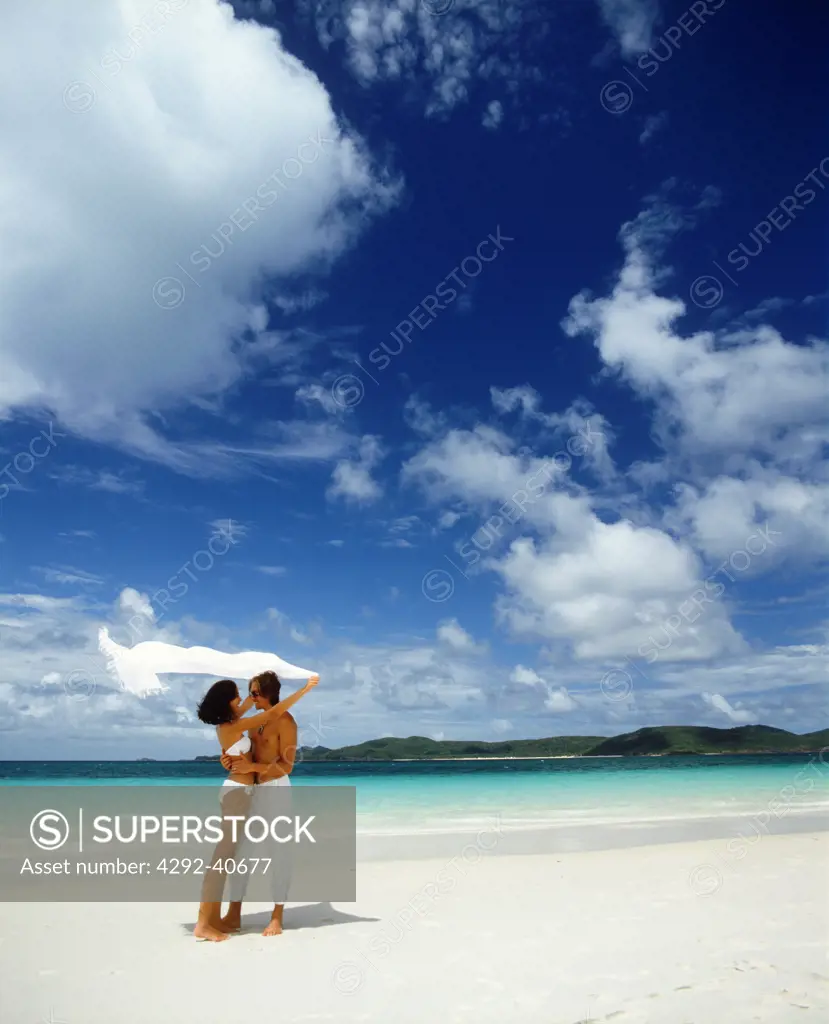Australia, Queensland, Whitsunday Island, Couple on Whiteheaven beach