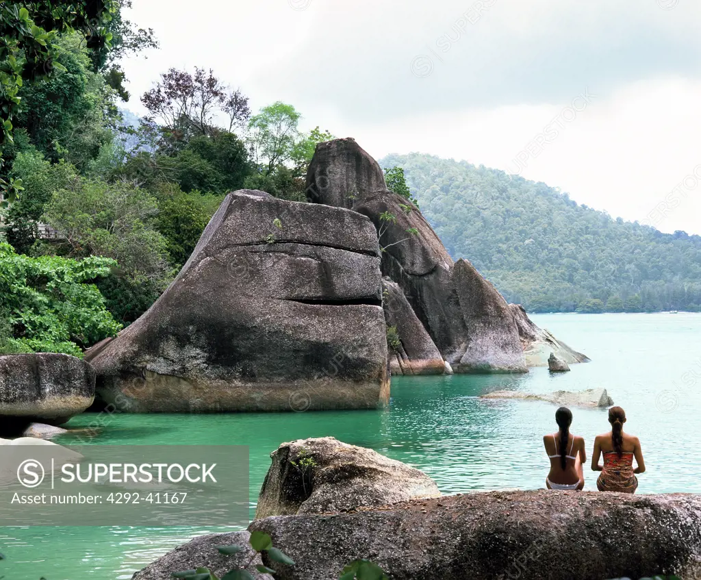 Malaysia, Pangkor Laut, women sitting on rock