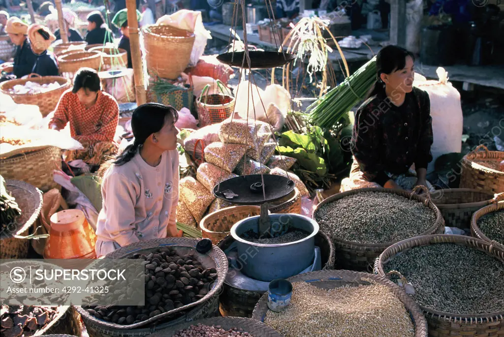 Myanmar, market on the shores of Inle Lake, Shan states