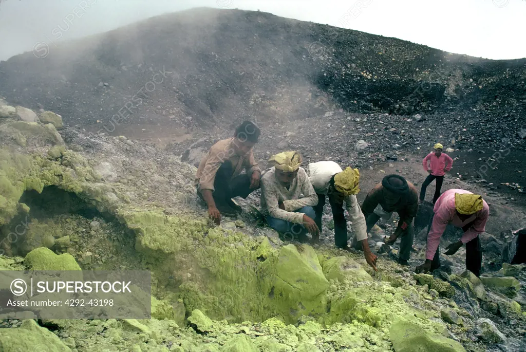 Collecting ulphur from  the summit of Ternate volcano. Ternate, Moluccas, Indonesia
