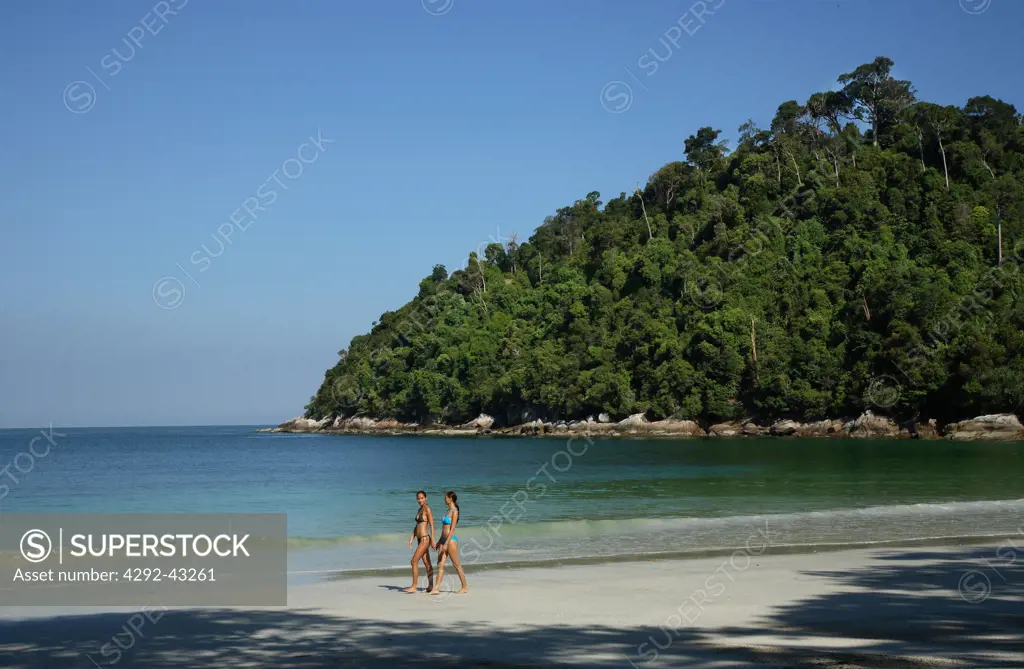 Malaysia, Pangkor Laut, women on the beach