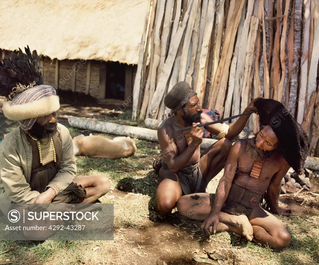 Highlands wigmen fixing a wig.Mount Hagen, Papua New Guinea1974