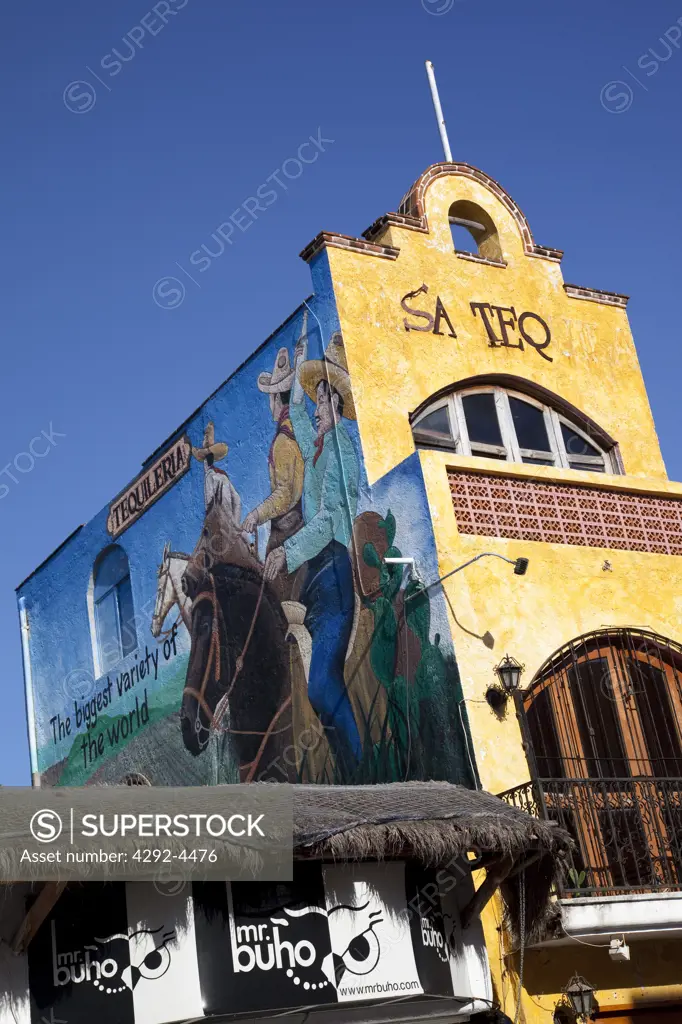Mexico, Quintana Roo, Playa del Carmen, colourful building on 5th Avenue