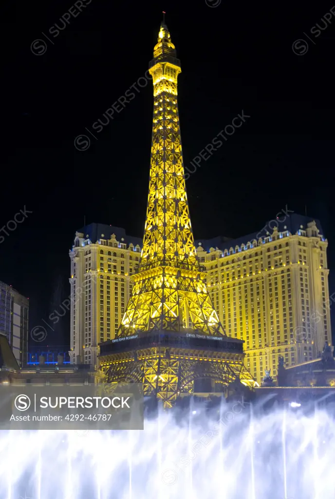 Usa, Nevada, Las Vegas, Bellagio Hotel Fountains and the Paris Hotel.