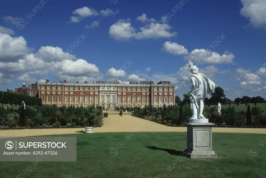 England, Hampton Court Palace. Garden