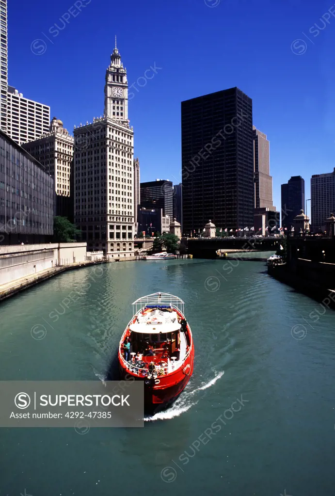 Illinois, Chicago. Chicago river and tourist boat