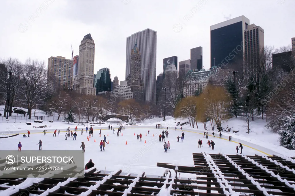 USA, New York City: ice skating