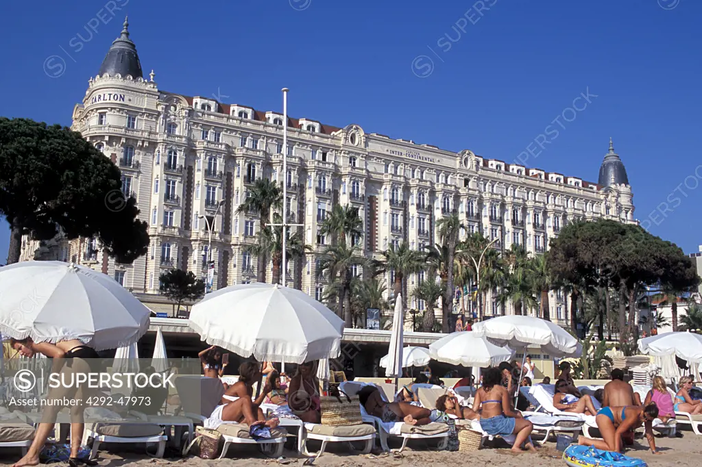 France, Provence - Cote d'Azur, Cannes, hotel and crowded beach with La Croisette