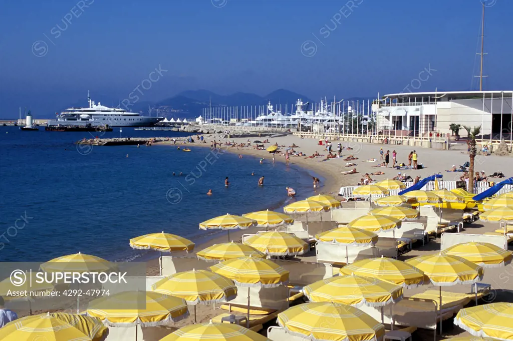 France, Provence - Cote d'Azur, Cannes, hotel and crowded beach with La Croisette