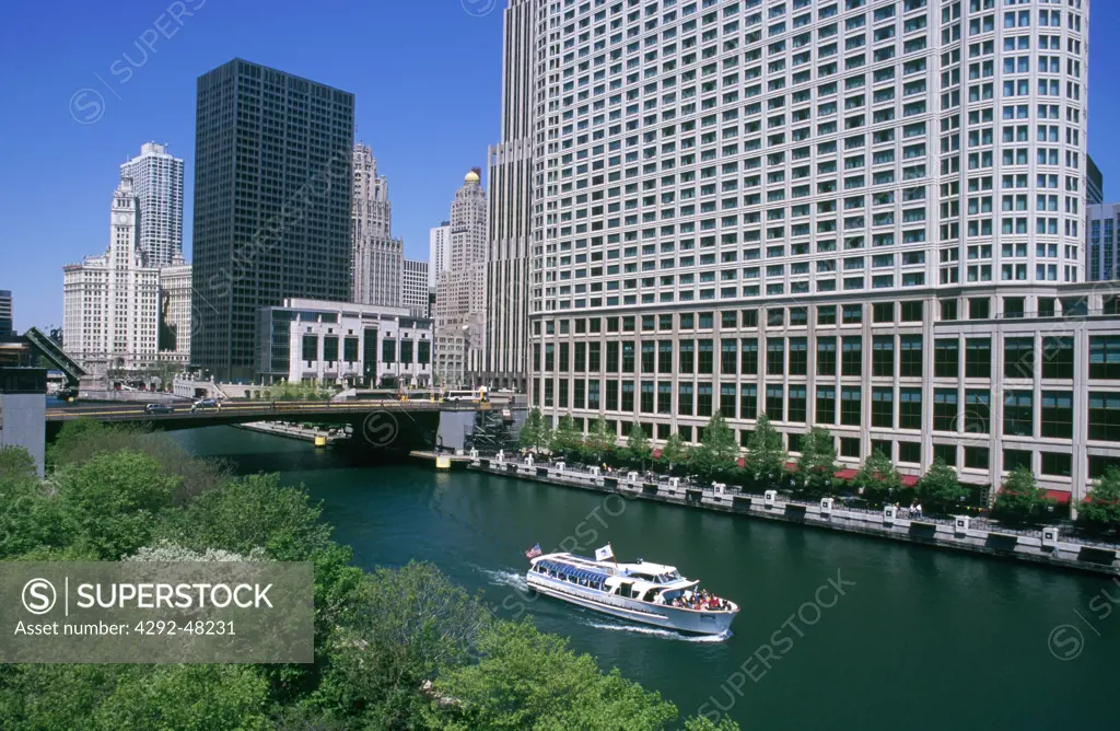 Illinois, Chicago. Chicago river and tourist boat