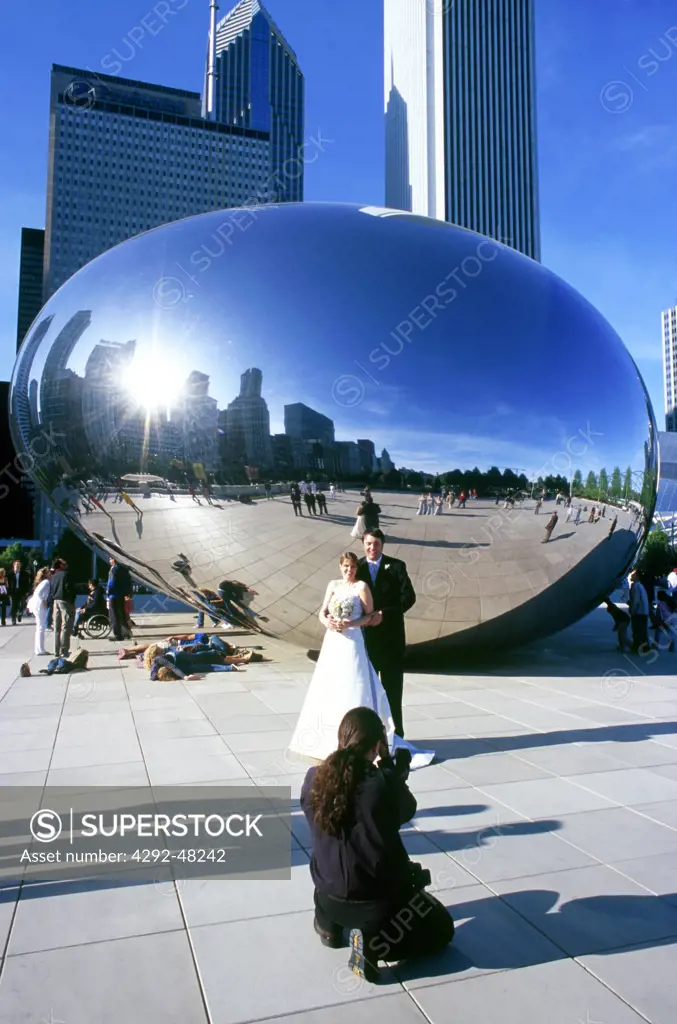 USA, Illinois, Chicago. Cloud Gate sculpture (A.Kapoor)in Millennium Park