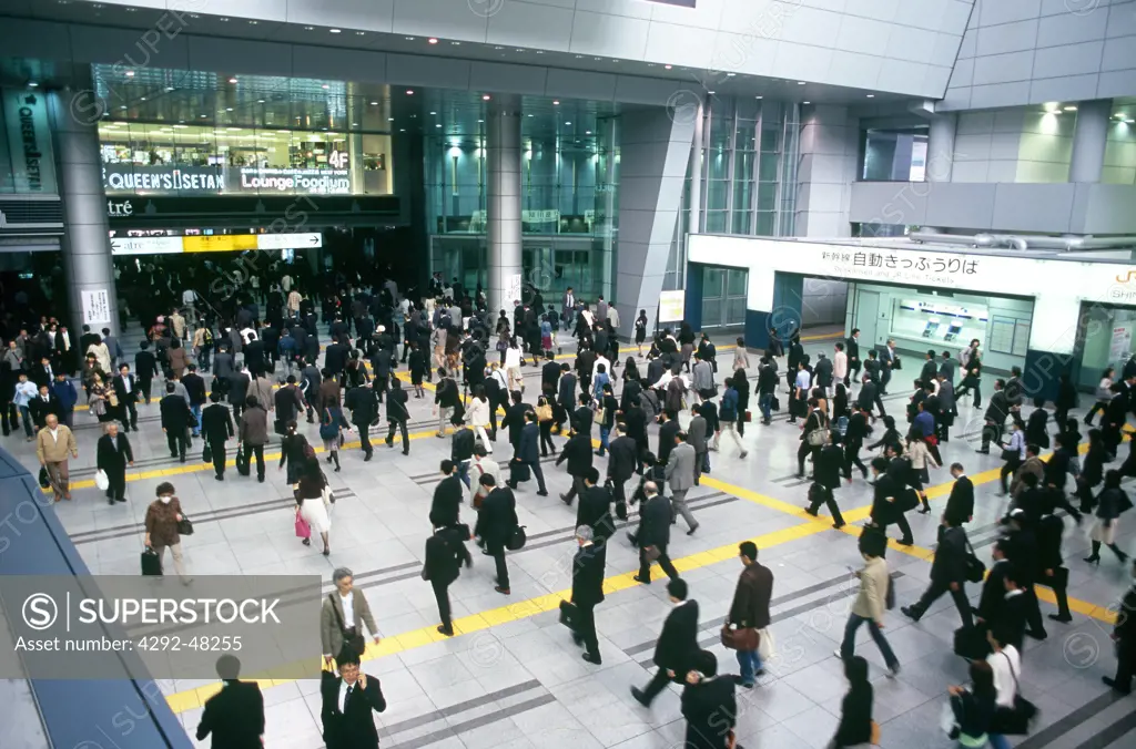 Japan, Tokyo. Commuters in Shinagawa railway station